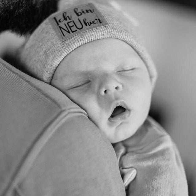 Wintermütze NEWBORN mit wählbarem Spruch